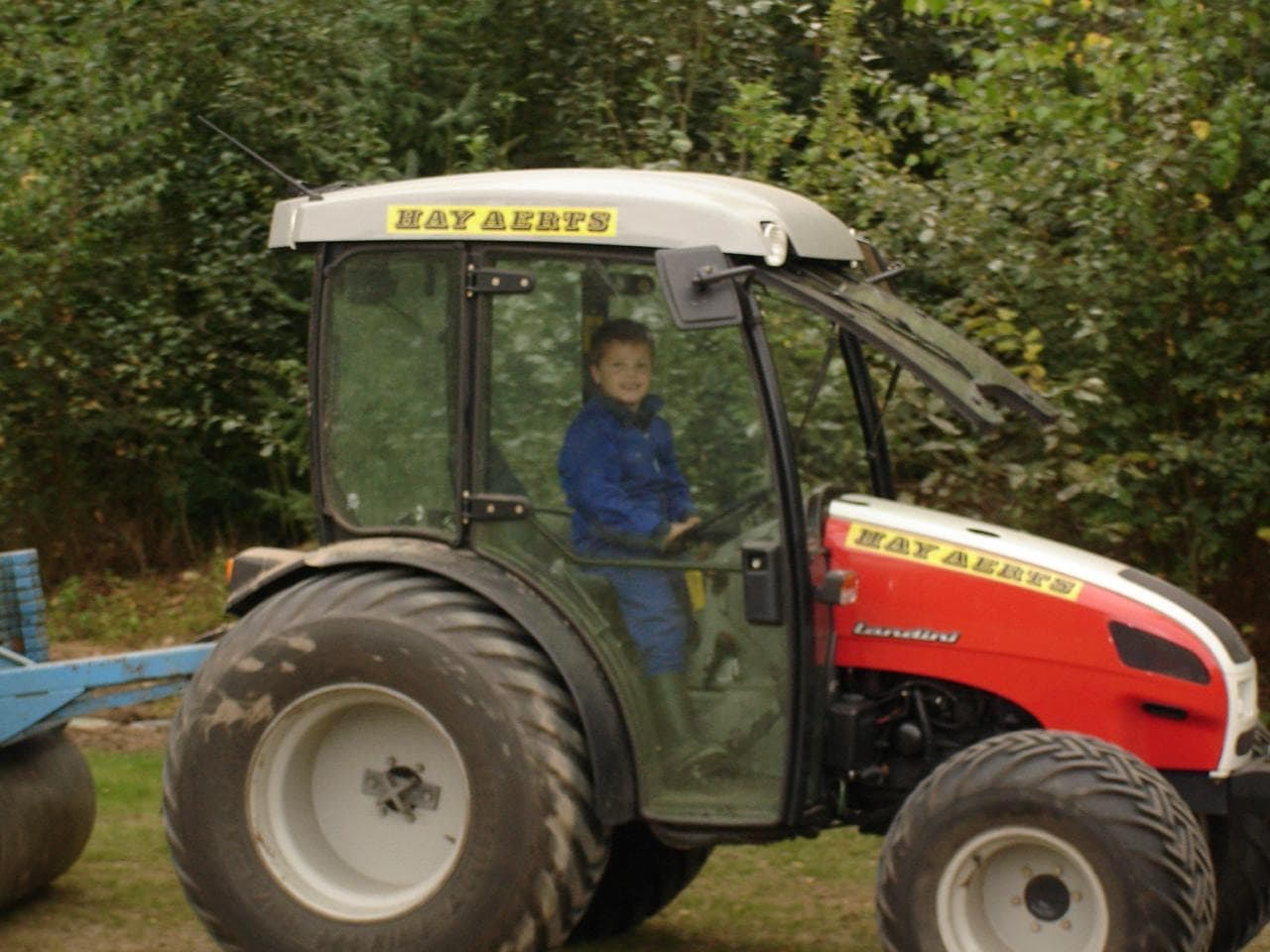 Yannick op de trekker als kind — de basis van Top Tuinen